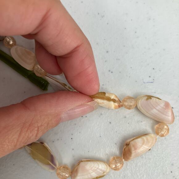 Handmade Neutral Color Small Sea Shell Plastic Bead Lightweight Necklace Jewelry - Picture 5 of 5